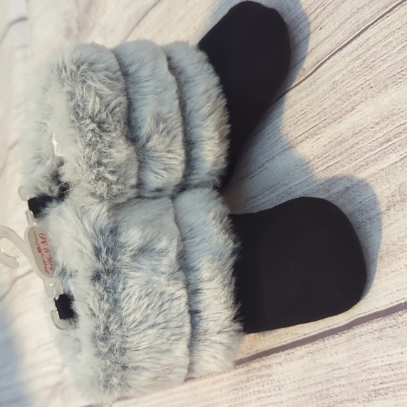 Infant booties - Picture 1 of 3